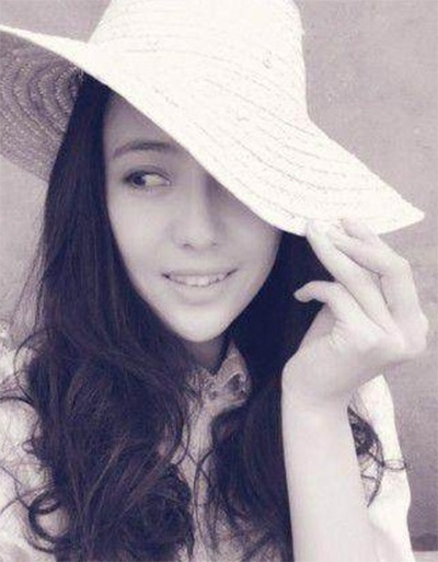 看看女星們花式戴草帽的帽子戲法！